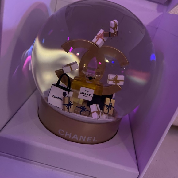 Authentic Chanel holiday snow globe. Purchased from Chanel - Picture 5 of 5